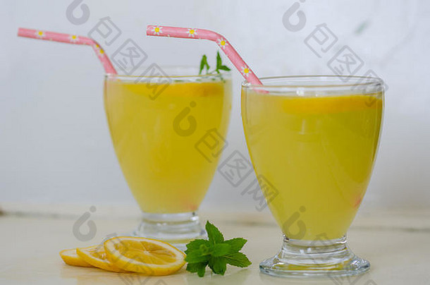 夏日清凉饮料，杯内放冷糖醋柠檬汁，饰以切片新鲜柠檬