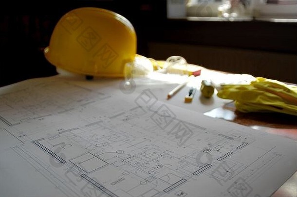 工程师建设经理办公室建筑建设背景概念计划头盔构建工具桌子上