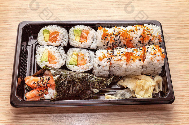 日本料理：外卖盒里有美味的Uramaki、Futomaki和temaki——选择重点