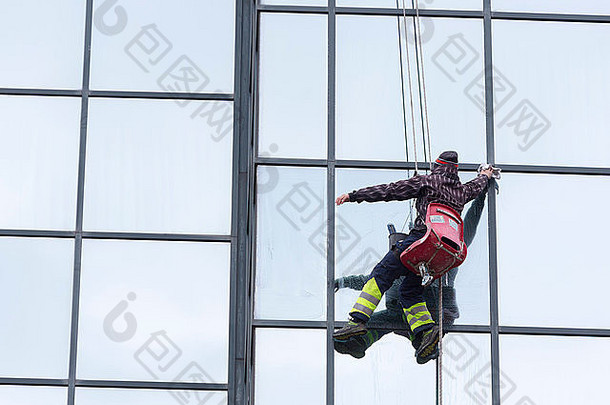 保加利亚索非亚——2015年4月7日：<strong>环卫工人</strong>正在清洁索非亚市中心一家酒店的玻璃幕墙。