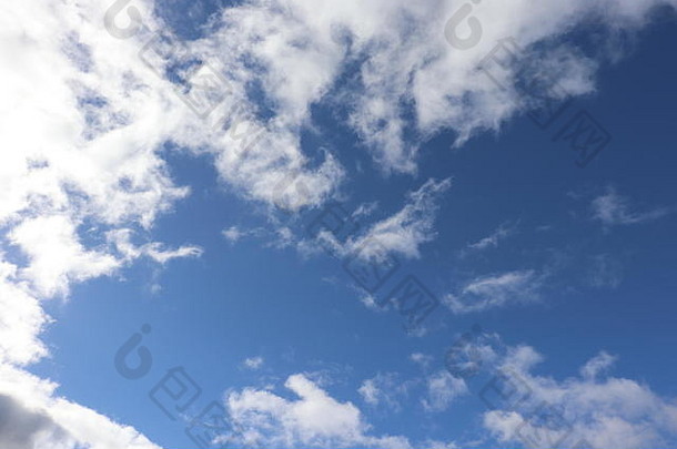 蓝天映衬下蓬松白云的特写镜头