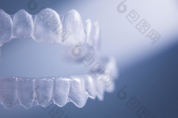牙科诊所牙医手术中的正畸临时可移动<strong>矫正</strong>器