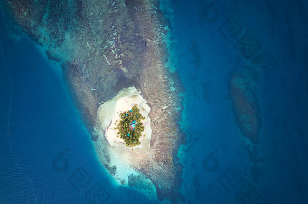 俯瞰珊瑚礁上的小岛