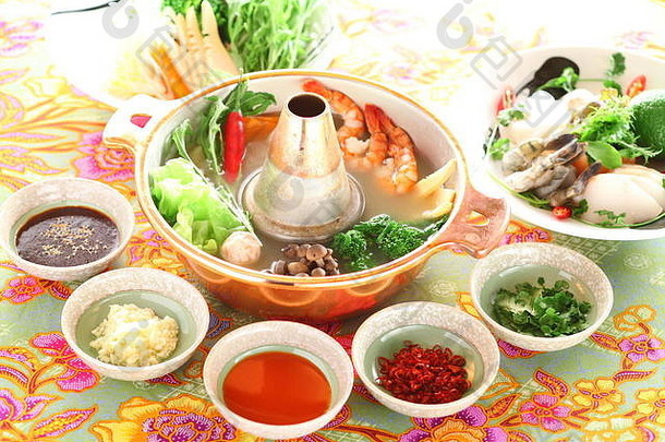 健康创意泰国火锅，大锅炖虾、蘑菇、花椰菜、洋葱、大蒜和柠檬
