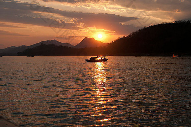 日落时湄公河上的一艘小河船