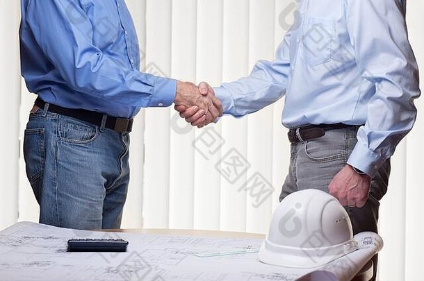 架构师工程师握手合作伙伴客户端