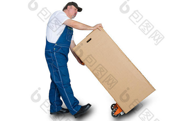 送货员在白色背景下使<strong>用</strong>手推车运输大型纸箱