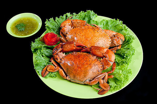 蒸螃蟹伟大的美味的海鲜显示菜孤立的黑色的背景
