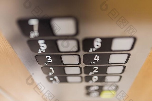 电梯控制面板按钮的特写镜头。