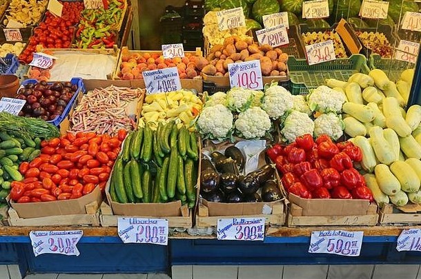 农贸市场摊位上的板条箱蔬菜