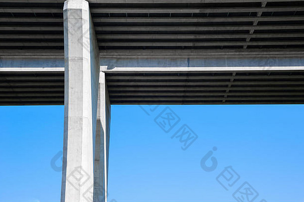 大型混凝土公路桥和桥塔的底面与晴朗的蓝天成直角。