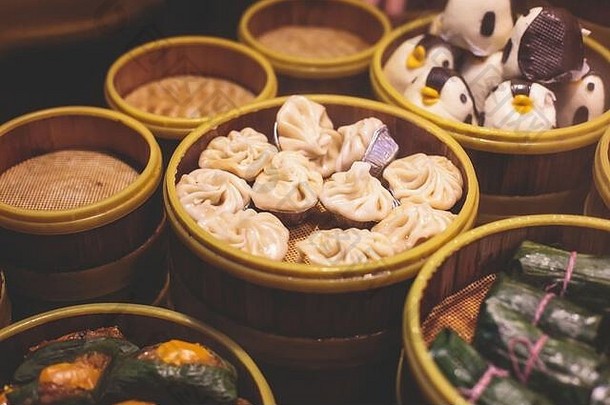 中国上海不同类型的亚洲传统街头食品