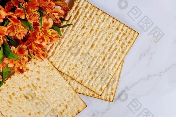 传统的犹太人逾越节庆祝活动假期未发酵面包无酵面包新鲜的花