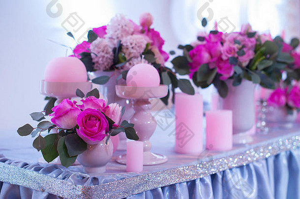 美丽的花束花婚礼表格餐厅装饰