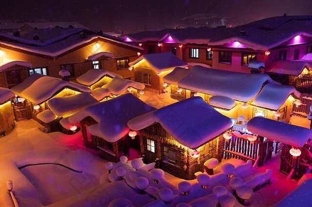 晚上视图中国的雪小镇冬天