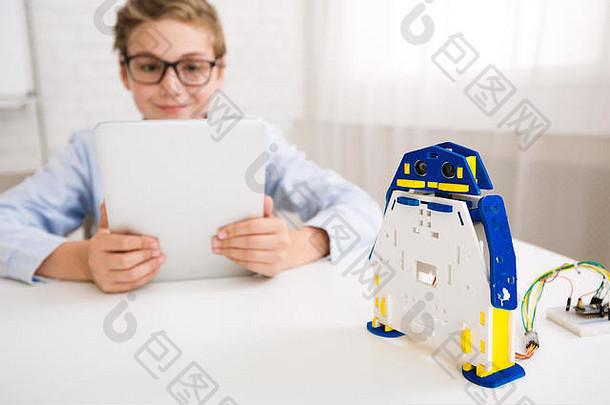 男孩编程机器人平板电脑电脑类