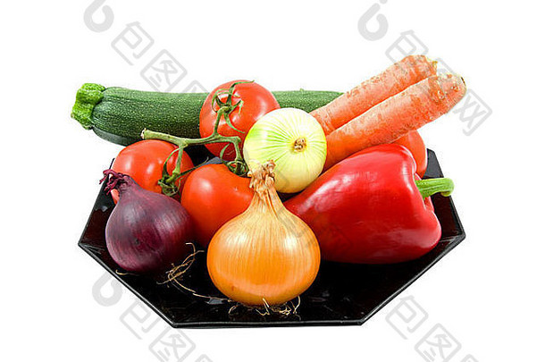 黑色的板填满新鲜的蔬菜孤立的白色背景
