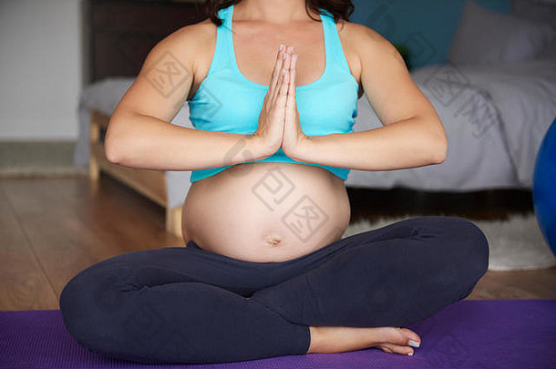 怀孕了女人冥想瑜伽席