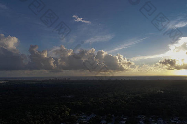 佛罗里达州海岸上空<strong>云</strong>层的无人机照片