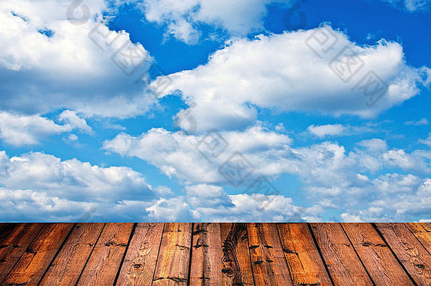 明亮的蓝天和木制地板