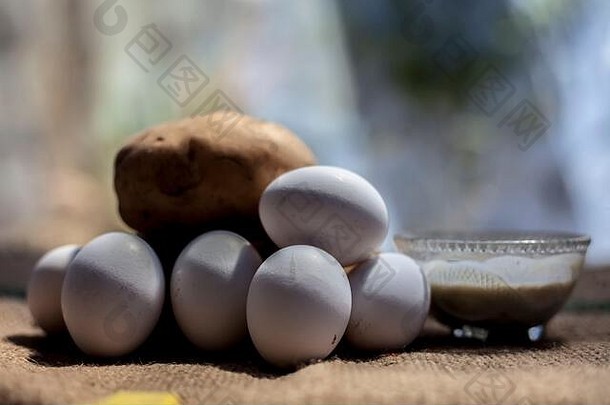 土豆蛋白色脸面具实现自然发光的皮肤棕色（的）彩色的表面生土豆鸡蛋使脸面具
