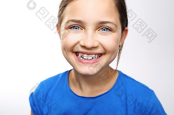 使用正畸器具的儿童。健康、美丽的微笑，把孩子交给牙医。正畸，美丽的微笑。