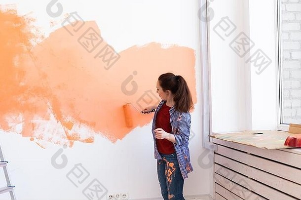 可爱的女人绘画墙改造重新装饰修复概念
