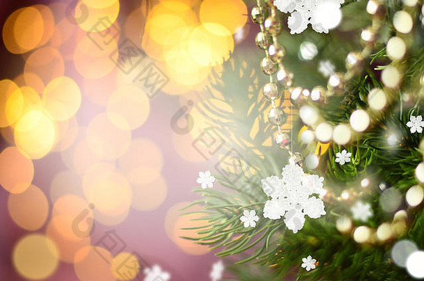 圣诞和新年背景与节日装饰花环。抽象模糊的博克假日背影。圣诞树灯