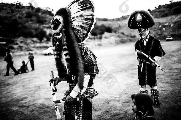 亚基部落的法利赛人戴着来自动物、恶魔、外星人、外星人等的奇怪角色的面具进行仪式，这是墨西哥索诺拉赫莫西略科罗索阿尔托殖民地大斋节的一部分。