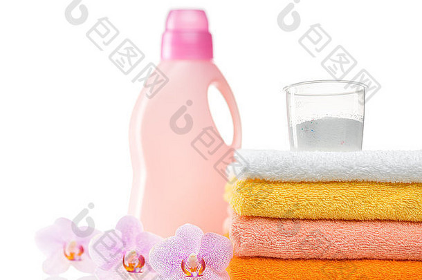 洗衣机用洗涤剂，背景为白色的毛巾和花。
