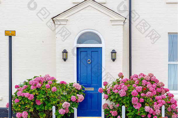 用鲜花装饰的英国房子的前门