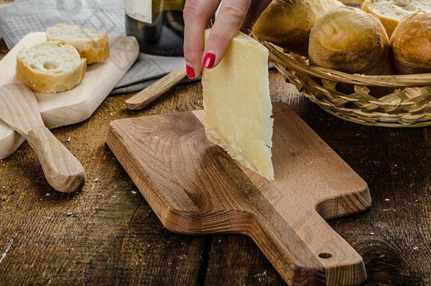美味的成熟奶酪配脆面包和葡萄酒，木板