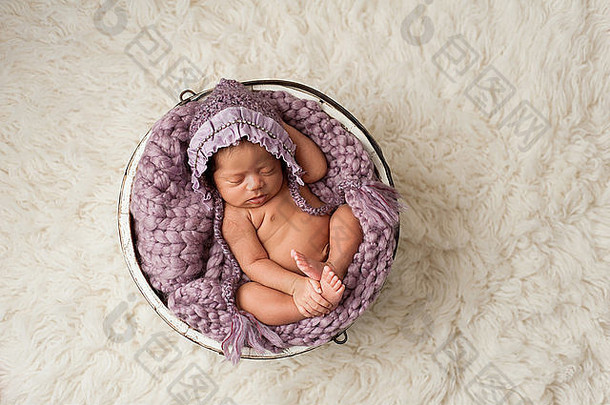 新生儿女孩睡觉木桶
