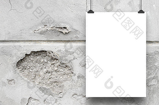 一个悬挂的纸框架，带夹子，位于开裂的混凝土墙背景上