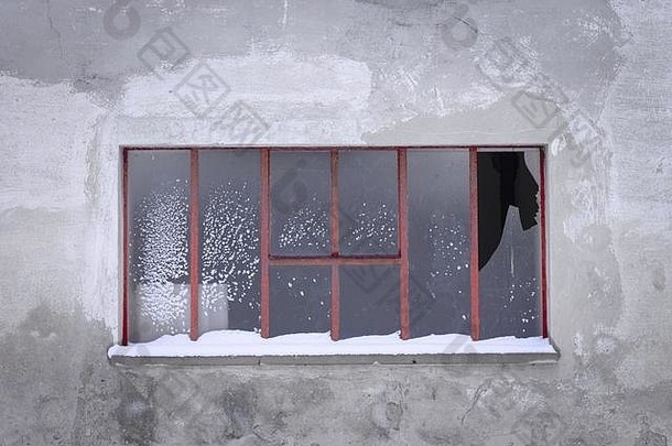 被雪隔离的破窗（意大利佩萨罗）