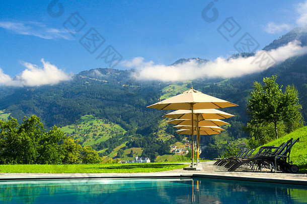瑞士豪华度假酒店，游泳池可俯瞰群山