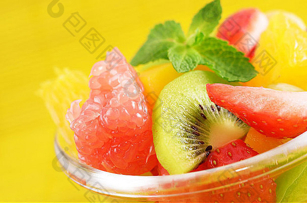 健康的水果沙拉玻璃碗