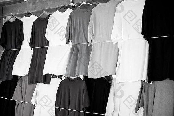 T恤挂当地的商店市场卡斯特里露西娅色彩斑斓的衣服出售出售购物购买黑色的星期五网络周一概念
