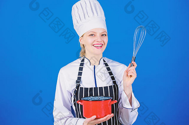 非常容易使用。专业厨师微笑着用锅碗瓢盆和金属丝打蛋器。可爱的厨房女佣，不锈钢搅拌器和搅拌碗。快乐的厨师拿着<strong>气球</strong>搅拌器和炊具。
