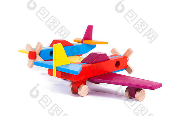 两架木制多色飞机的照片来自beech。白色背景上的玩具木复古飞机