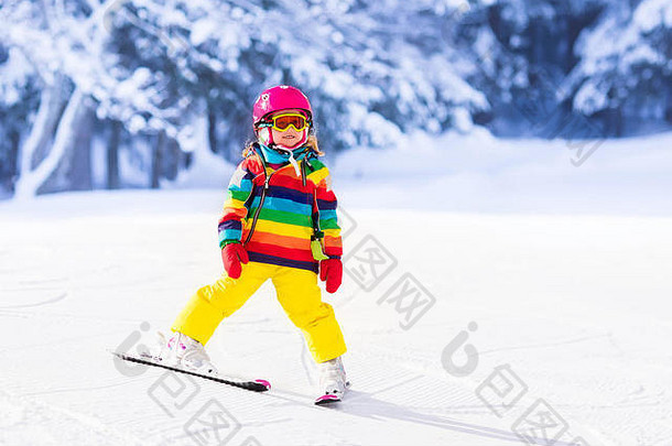 孩子<strong>滑雪</strong>山活跃的蹒跚学步的孩子安全头盔护目镜波兰人<strong>滑雪</strong>比赛年轻的孩子们冬天体育运动