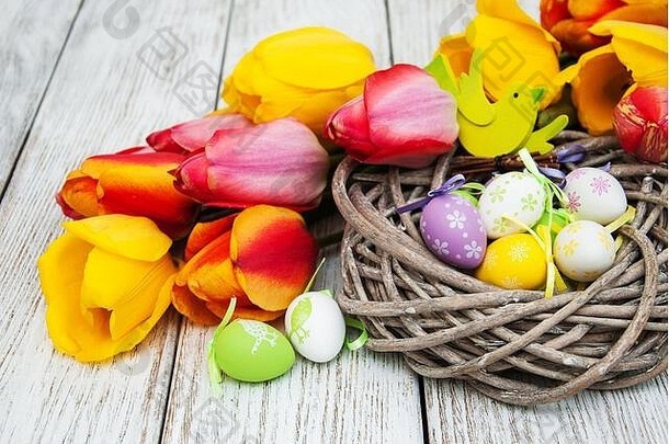 木桌上的复活节彩蛋和郁金香