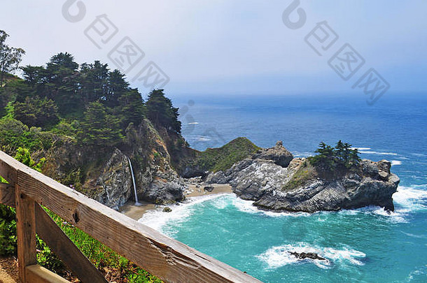大关于加州视图麦威瀑布脚瀑布流直接太平洋海洋