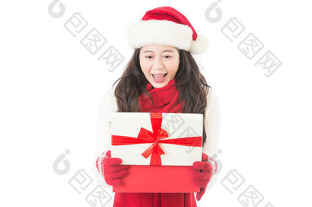 女士圣诞礼物惊喜地打开，年轻漂亮的戴着圣诞帽微笑的女士。一张被隔离在白背上的亚洲女人的有趣可爱照片