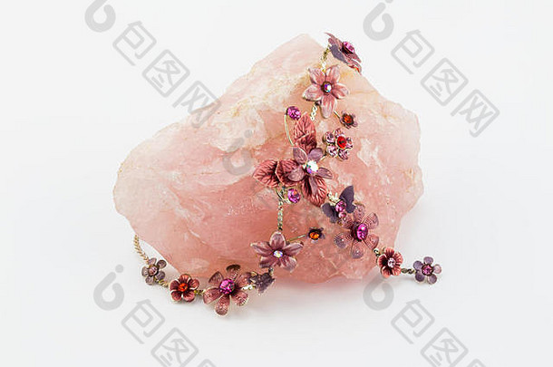 玫瑰石英水晶石和粉色花朵服装首饰项链，白色隔离