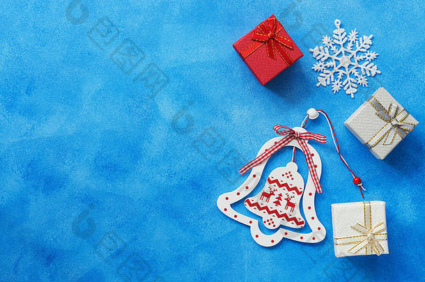 圣诞节背景圣诞节木贝尔礼物盒子雪花蓝色的背景前视图复制空间