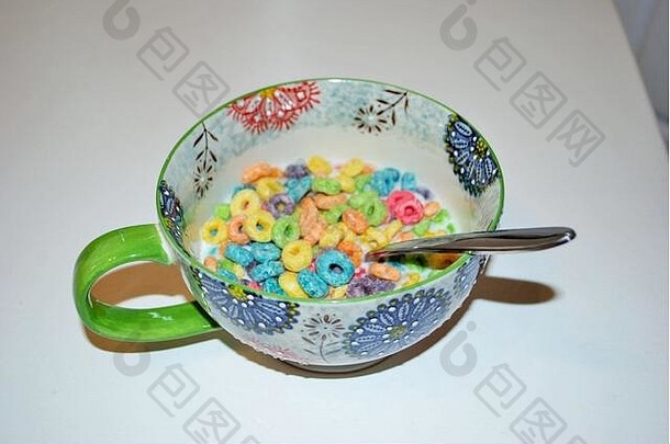 一碗水果味的即食早餐麦片粥的特写镜头，汤匙伸出