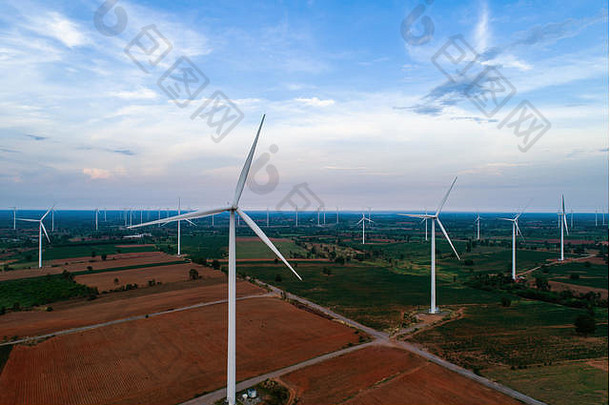 日出时从空中拍摄的大型风力涡轮机鸟瞰图。风力涡轮机农场公园。