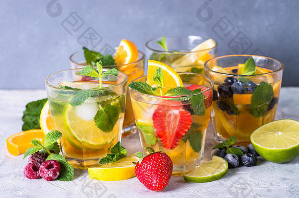 柠檬水套餐。柠檬水，莫吉托和浆果柠檬水放在石桌上的玻璃杯里。
