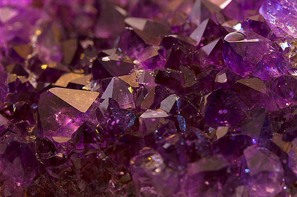 微距拍摄中的紫水晶